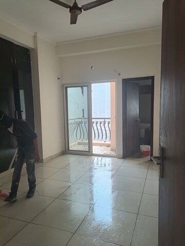 Room in 2 BHK Apartment at Amrapali Silicon City, Sector 76 – for Rent