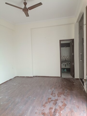 Room in 2 BHK Apartment at Amrapali Silicon City, Sector 76 – for Rent