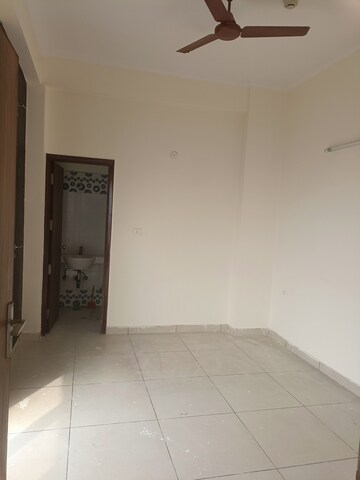 Room in 2 BHK Apartment at Amrapali Silicon City, Sector 76 – for Rent