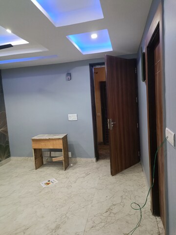 Room in 2 BHK Apartment at Amrapali Silicon City, Sector 76 – for Rent