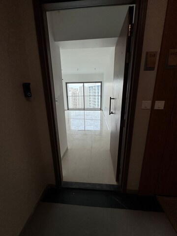 Room in 3 BHK Apartment at Kalpataru Immensa, Kolshet Road – for Sale