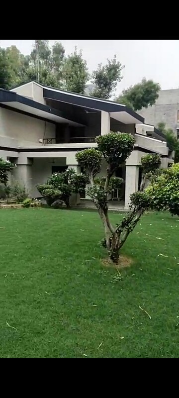 6+ BHK Villa For Rent in Sainik Farm