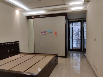 Room in 3 BHK Builder Floor at Vasant Vihar – for Rent