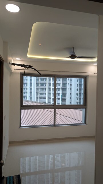 Room in 3 BHK Apartment at Kalpataru Immensa, Kolshet Road – for Rent