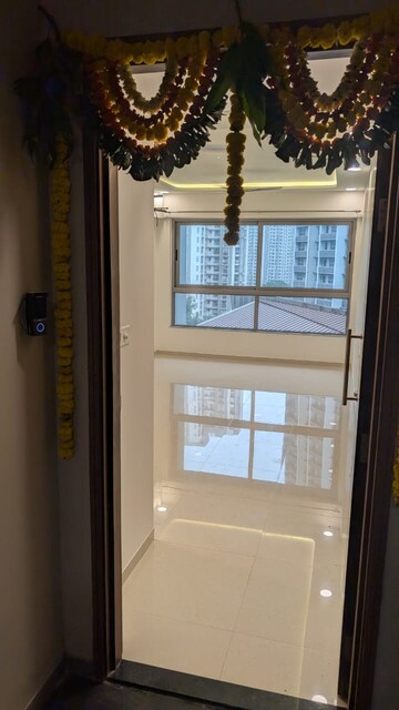 Room in 3 BHK Apartment at Kalpataru Immensa, Kolshet Road – for Rent
