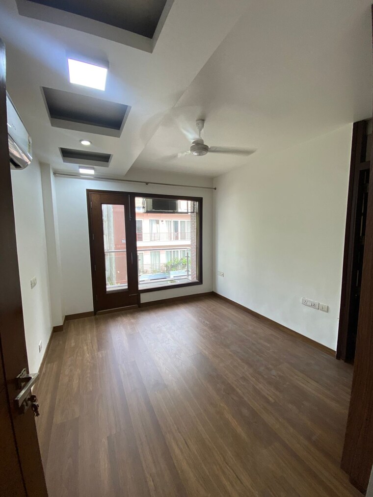 Room, uday park 3 Bedroom 217 Sq.Yd. Builder Floor In Uday Park Delhi 9185456