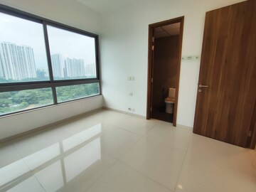 Room in 4 BHK Apartment at Kalpataru Immensa, Kolshet Road – for Sale