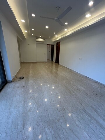 Room in 4 BHK Apartment at Khar West – for Rent