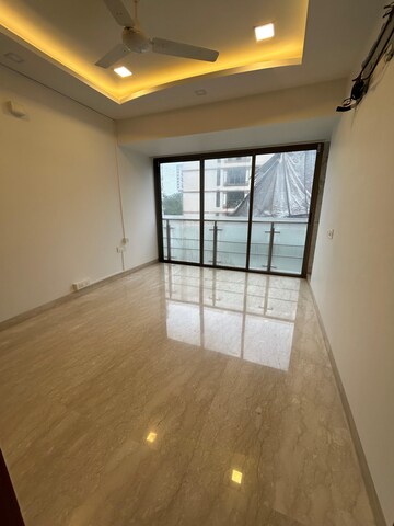 Room in 4 BHK Apartment at Khar West – for Rent