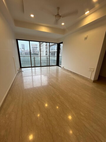 Room in 4 BHK Apartment at Khar West – for Rent