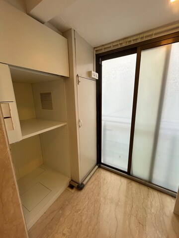 Room in 4 BHK Apartment at Khar West – for Rent