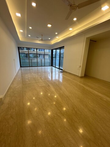 Room in 4 BHK Apartment at Khar West – for Rent