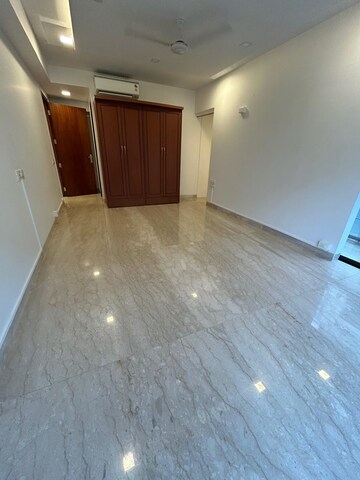 Room in 4 BHK Apartment at Khar West – for Rent