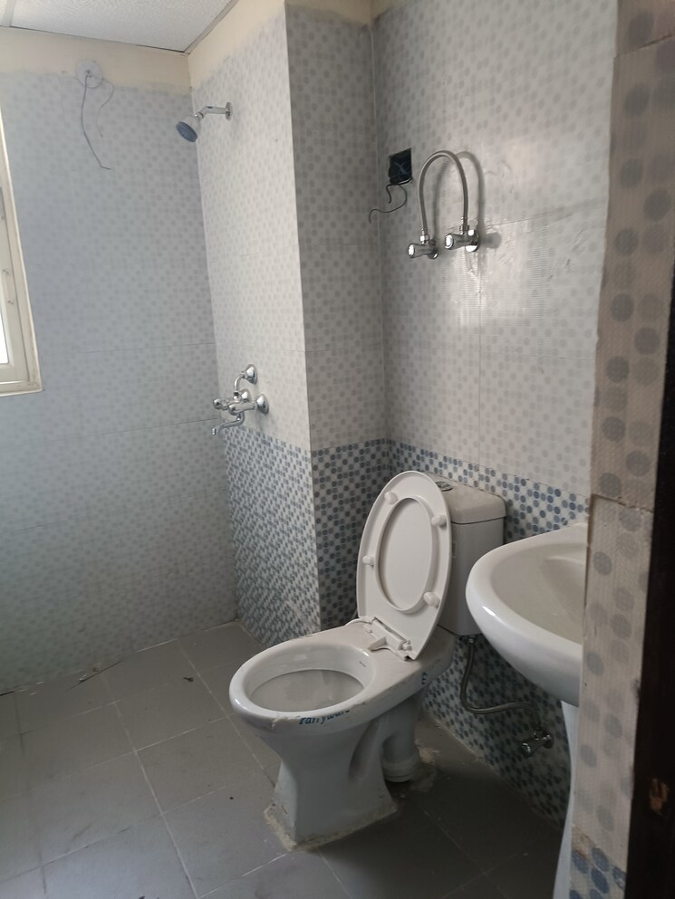 Bathroom, amrapali-silicon-city 3 Bedroom 1545 Sq.Ft. Apartment In Sector 76 Noida 9185557