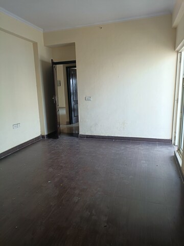 Room in 3 BHK Apartment at Amrapali Silicon City, Sector 76 – for Rent