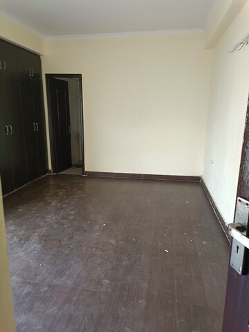 Room in 3 BHK Apartment at Amrapali Silicon City, Sector 76 – for Rent
