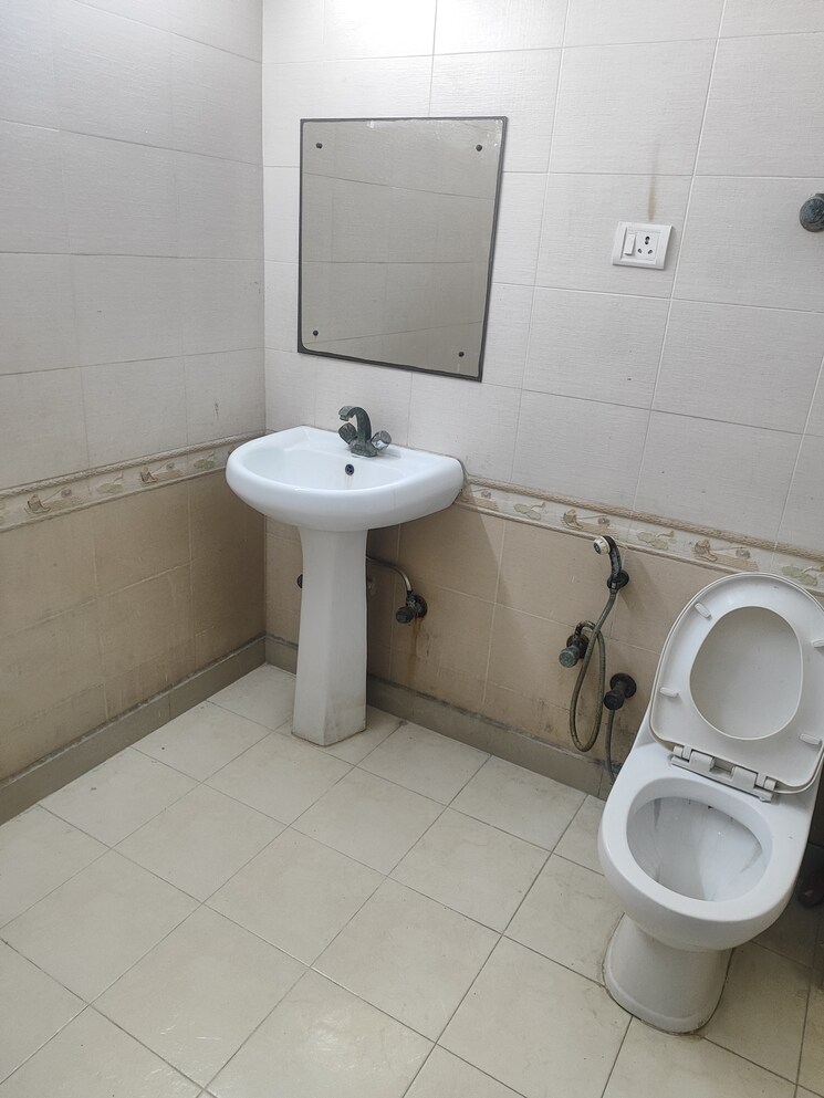 Bathroom, awho-brahmaputra-apartments 1 RK 400 Sq.Ft. Apartment In Sector 29 Noida 9185589