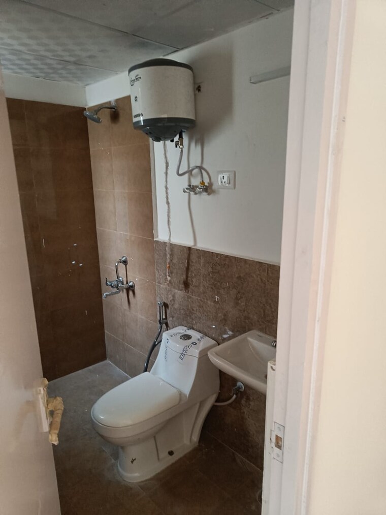 Bathroom, shree-vardhman-victoria 2 Bedroom 1350 Sq.Ft. Apartment In Sector 70 Gurgaon 9185631