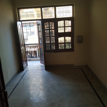 Room in 1 BHK Builder Floor at Sector 9 – for Rent