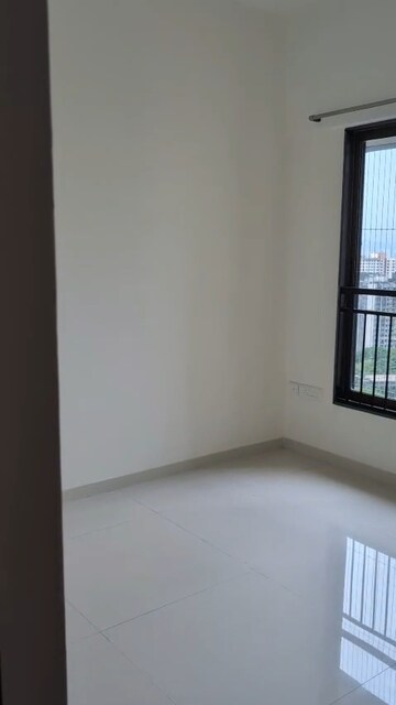Room in 2 BHK Apartment at Runwal Sanctuary, Mulund West – for Rent