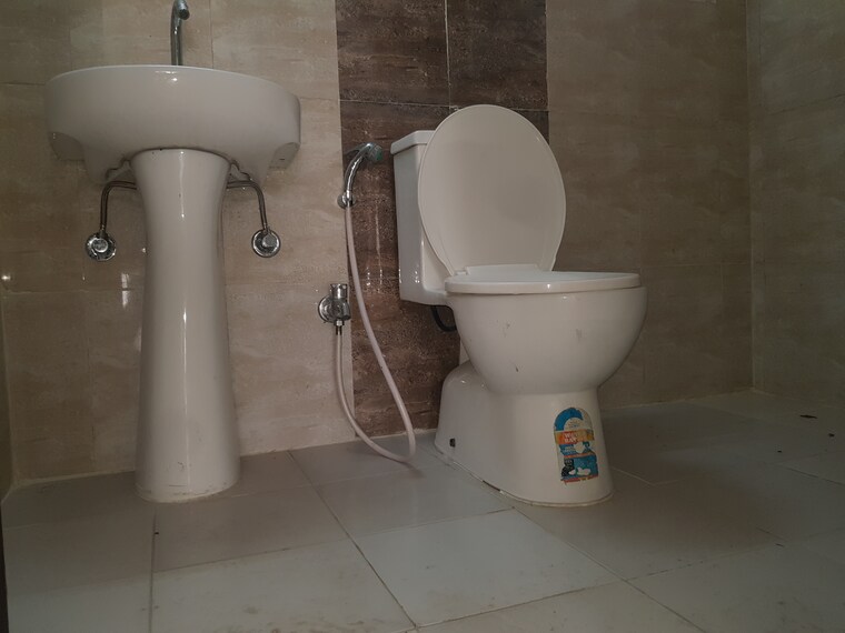 Bathroom, shri-ram-plaza-vaishali 1.5 Bedroom 700 Sq.Ft. Builder Floor In Vaishali Sector 4 Ghaziabad 9185703
