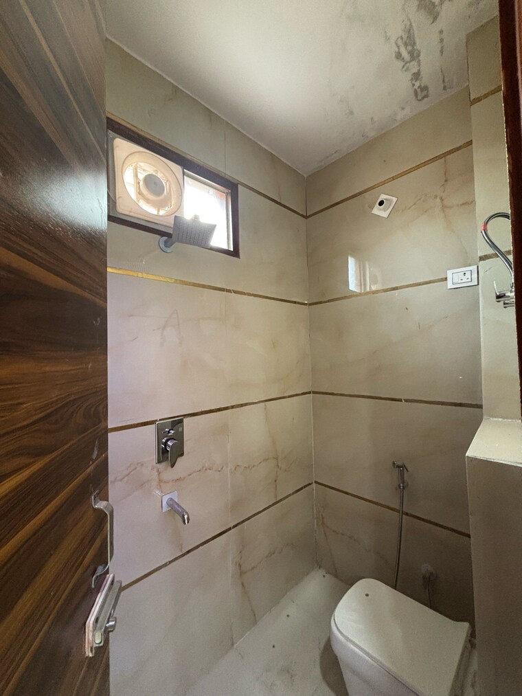 Bathroom, dwarka mor 3 Bedroom 1000 Sq.Ft. Builder Floor In Dwarka Mor Delhi 9185729