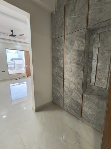 Furnished Amenities in 3 BHK Builder Floor at Green Fields Colony – for Rent