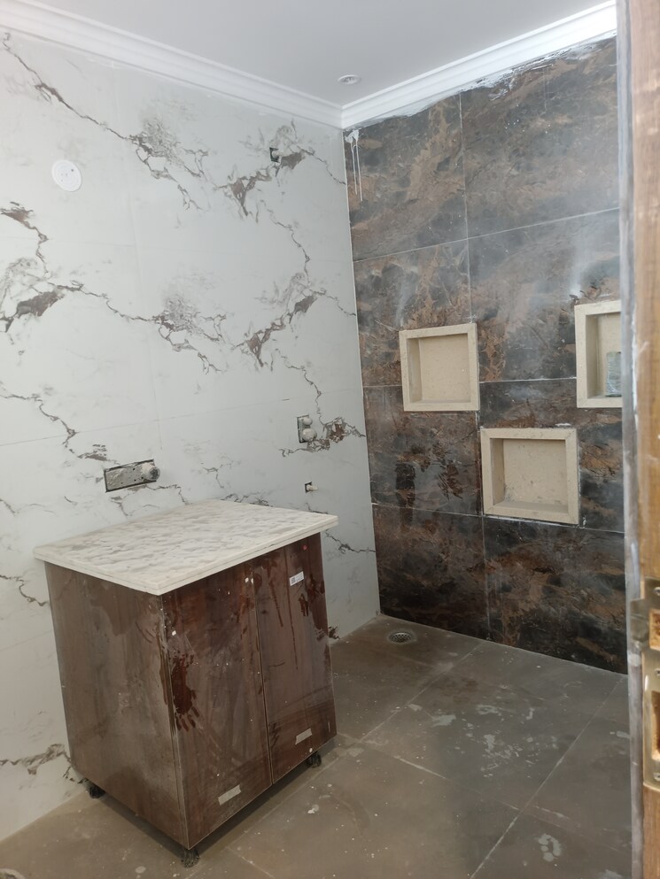 Bathroom, green fields colony 4 Bedroom 300 Sq.Yd. Builder Floor In Green Fields Colony Faridabad 9185780