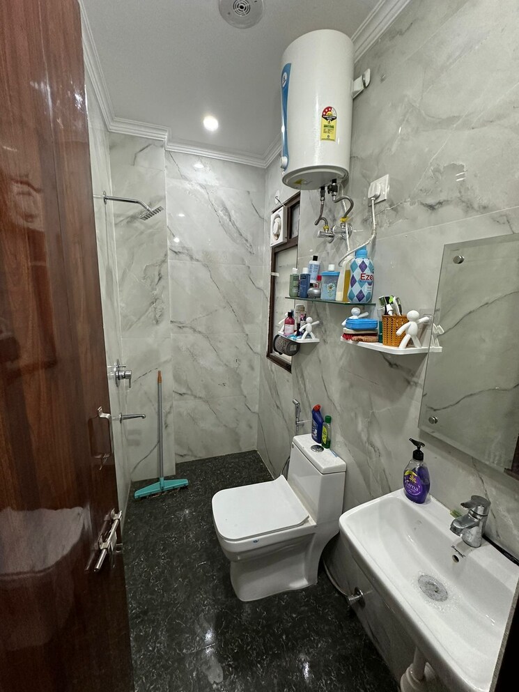 Bathroom, sector 55 1.5 Bedroom 850 Sq.Ft. Builder Floor In Sector 55 Gurgaon 9185833