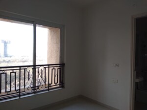 Room in 1 BHK Apartment at Hiranandani Fortune City, New Panvel – for Sale