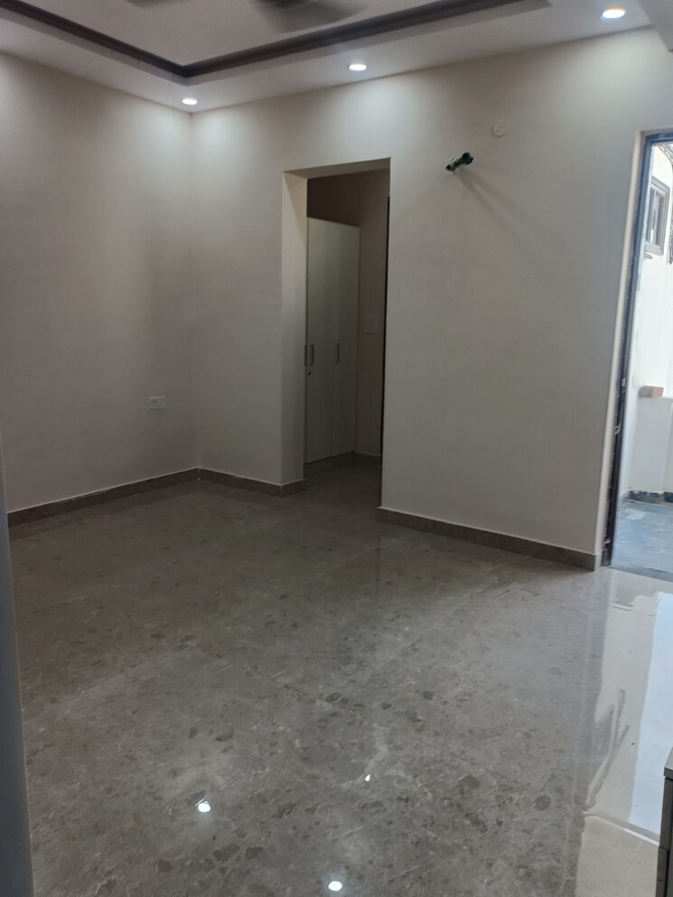 Room, parklands 3 Bedroom 1800 Sq.Ft. Builder Floor In Sector 85 Faridabad 9186050