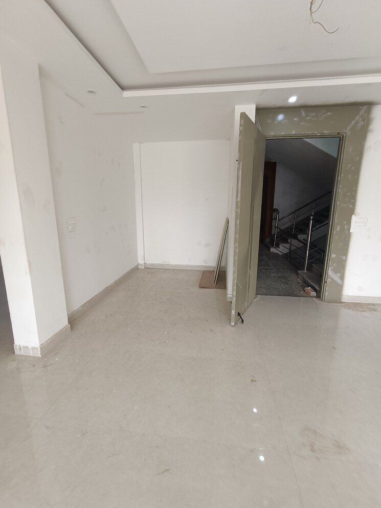 Room, dwarka-complex 4 Bedroom 250 Sq.Yd. Villa In Sector 16 Faridabad 9186082