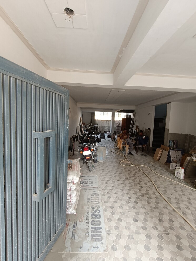  Parking, dwarka-complex 4 Bedroom 250 Sq.Yd. Villa In Sector 16 Faridabad 9186082