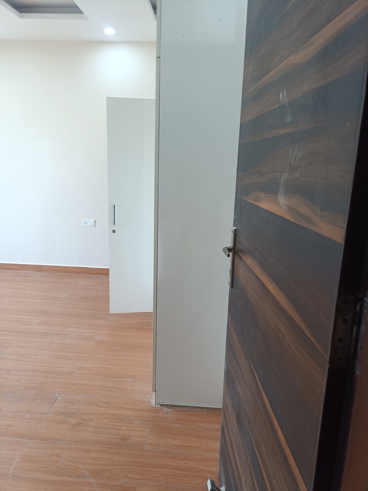 Room, dwarka-complex 4 Bedroom 250 Sq.Yd. Villa In Sector 16 Faridabad 9186082