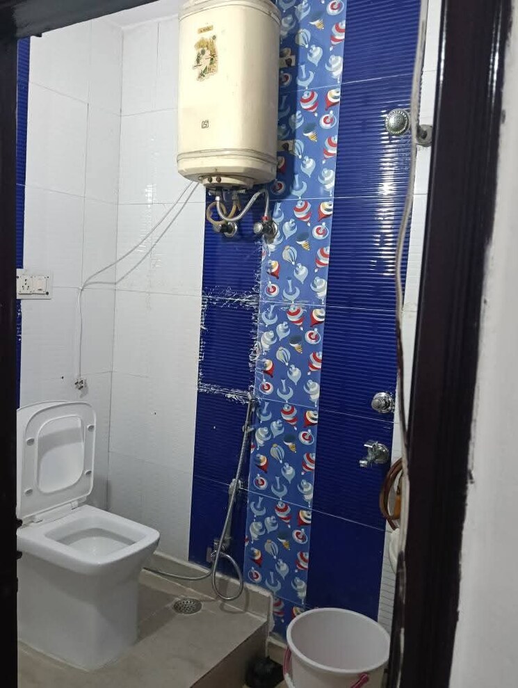 Bathroom, rwa-azadpur-colony 2 Bedroom 900 Sq.Ft. Builder Floor In Model Town Delhi 9186169