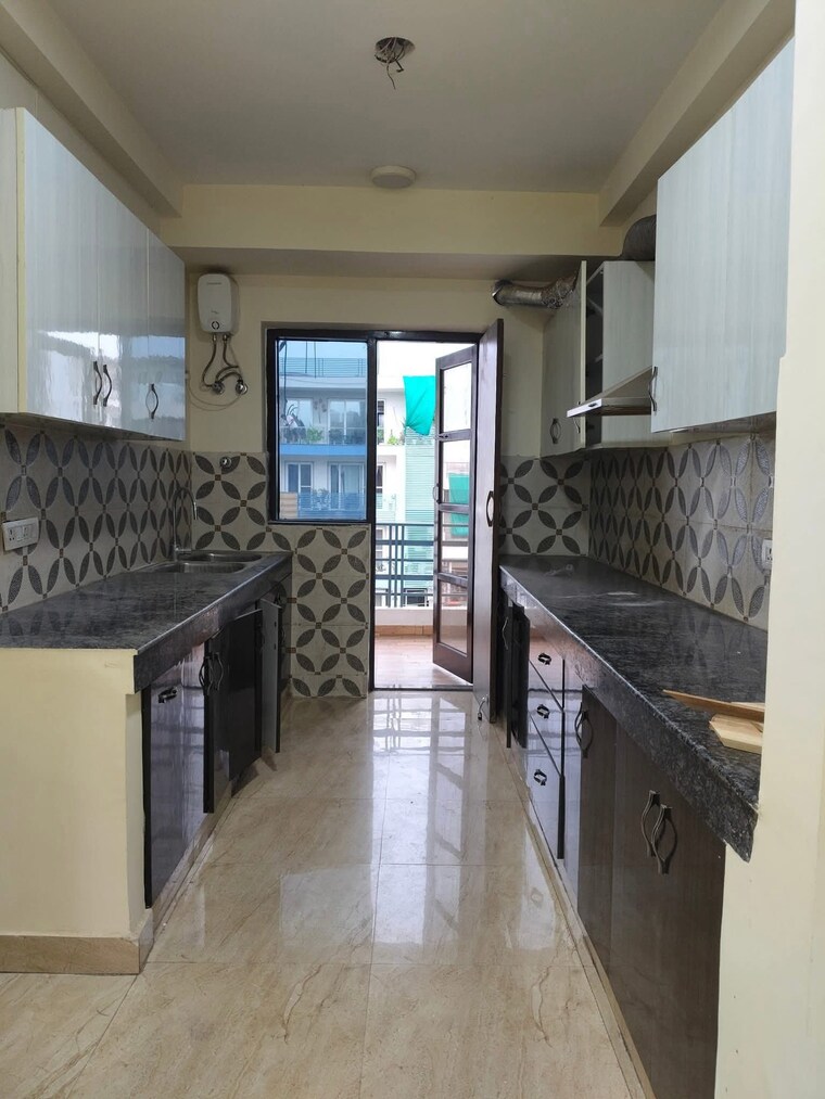 Kitchen, mukherjee nagar 2.5 Bedroom 90 Sq.Yd. Builder Floor In Mukherjee Nagar Delhi 9186239