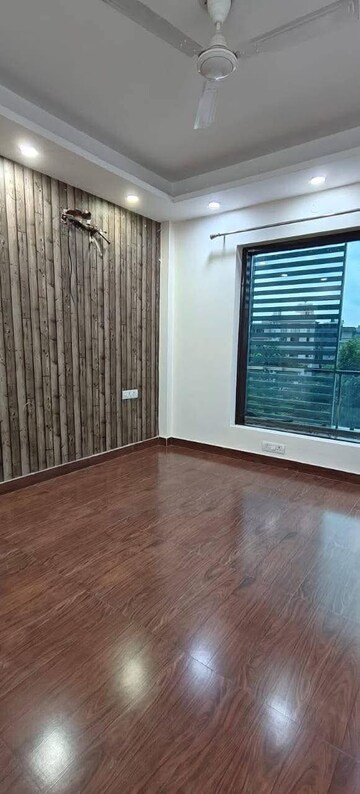 Room in 2.5 BHK Builder Floor at Mukherjee Nagar – for Sale