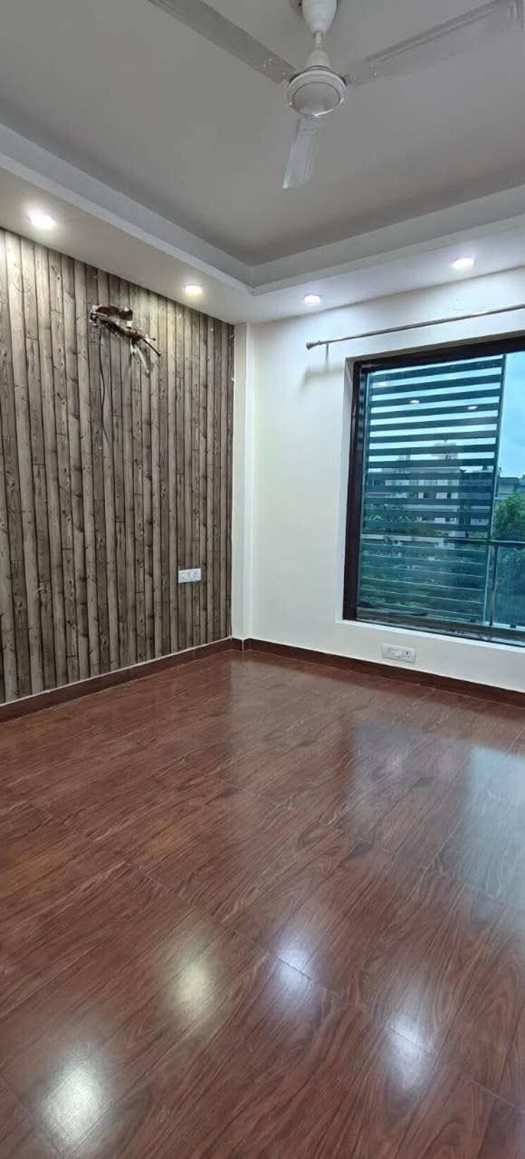 Room, mukherjee nagar 2.5 Bedroom 90 Sq.Yd. Builder Floor In Mukherjee Nagar Delhi 9186239