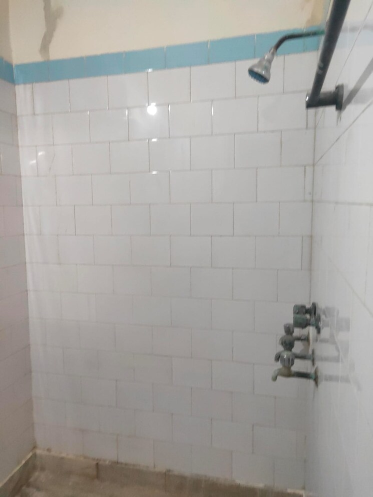 Bathroom, shipra-suncity 2 Bedroom 750 Sq.Ft. Apartment In Vaibhav Khand Ghaziabad 9186272