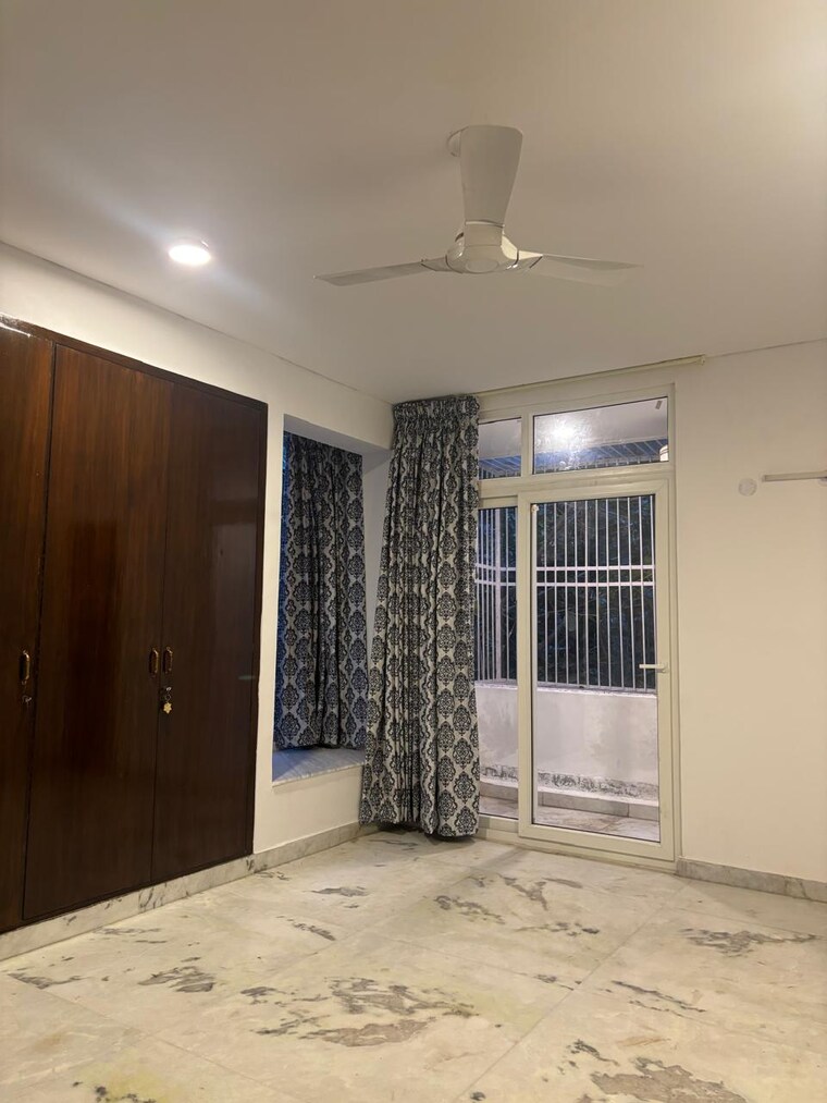 Room, greater kailash ii 3 Bedroom 2400 Sq.Ft. Builder Floor In Greater Kailash ii Delhi 9186289
