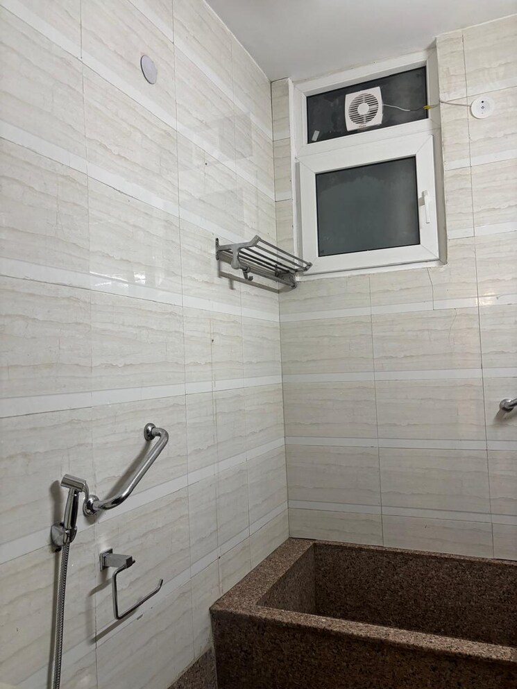 Bathroom, greater kailash ii 3 Bedroom 2400 Sq.Ft. Builder Floor In Greater Kailash ii Delhi 9186289