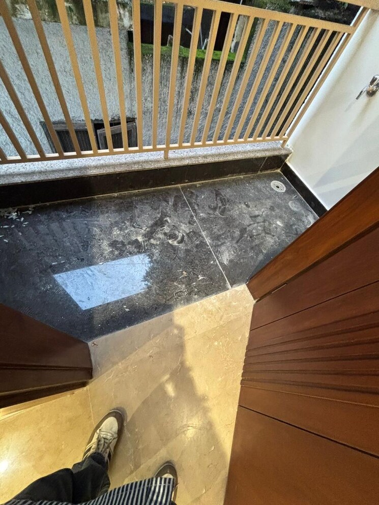 Balcony, hauz khas 3 Bedroom 200 Sq.Yd. Builder Floor In Hauz Khas Delhi 9186339