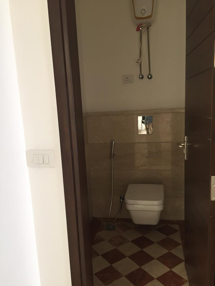 Bathroom, maharani bagh 4 Bedroom 6000 Sq.Ft. Builder Floor In Maharani Bagh Delhi 9186418