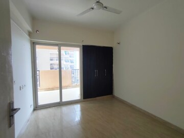 Room in 2.5 BHK Apartment at Gaur City 2 - 16th Avenue, Sector 16c Greater Noida – for Rent