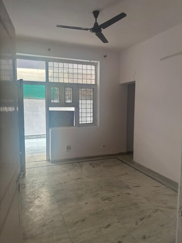 Room in 3 BHK Builder Floor at Palam Vihar – for Rent