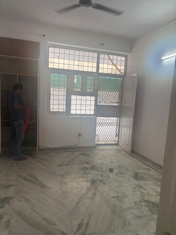 Room in 3 BHK Builder Floor at Palam Vihar – for Rent