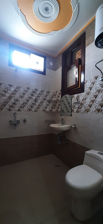 Furnished Amenities in 2 BHK Builder Floor at Landcraft Golf Links, Pandav Nagar – for Rent