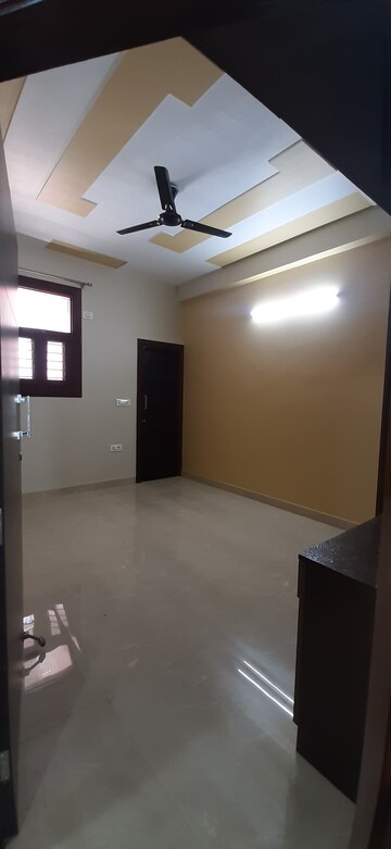 Room in 2 BHK Builder Floor at Landcraft Golf Links, Pandav Nagar – for Rent