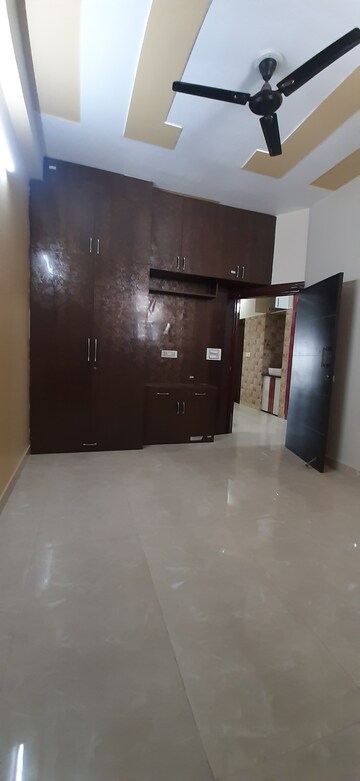 Furnished Amenities in 2 BHK Builder Floor at Landcraft Golf Links, Pandav Nagar – for Rent