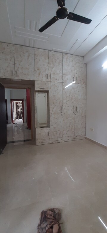 Furnished Amenities in 2 BHK Builder Floor at Landcraft Golf Links, Pandav Nagar – for Rent